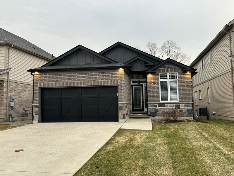 AMAZING FINISHES IN THIS WELLAND BUNGALOW!